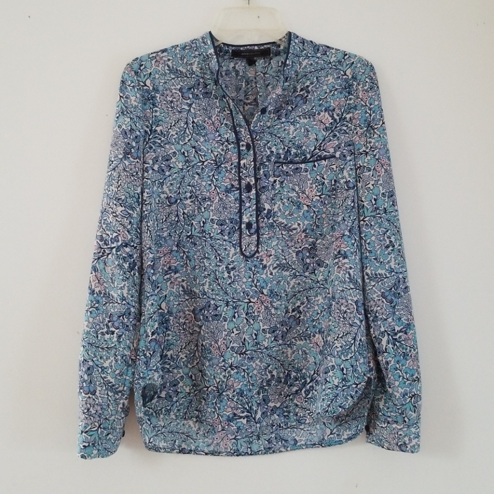 BCBG MAXAZRIA soft Floral longsleeve Asian blouse
